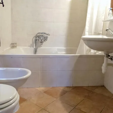Hébergement de vacances Al 25 - A House In The Square A Walk From The